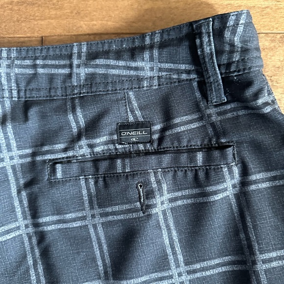 O’Neill Hybrid  Grey Plaid Flat Front Quick Dry Shorts - Size 38 - Picture 3 of 8
